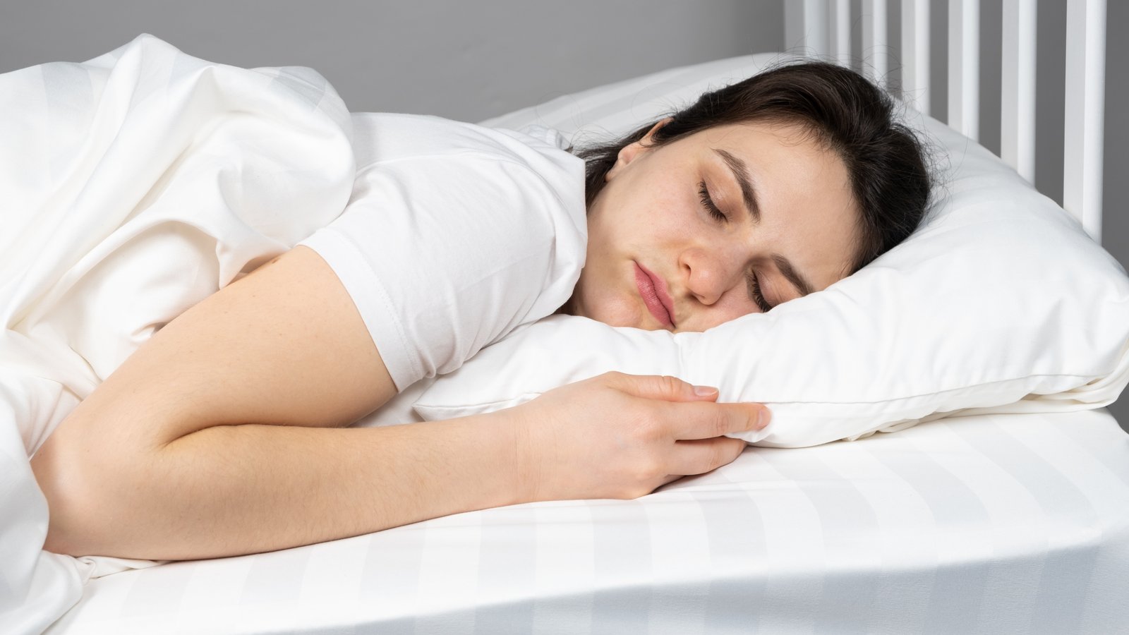 Un chiropraticien lance un grave avertissement aux gens qui dorment sur le ventre.
