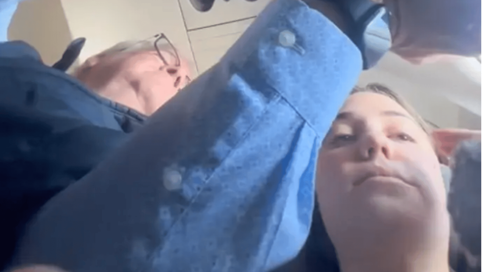 Une jeune femme filme un homme avec un comportement très inapproprié à son égard 