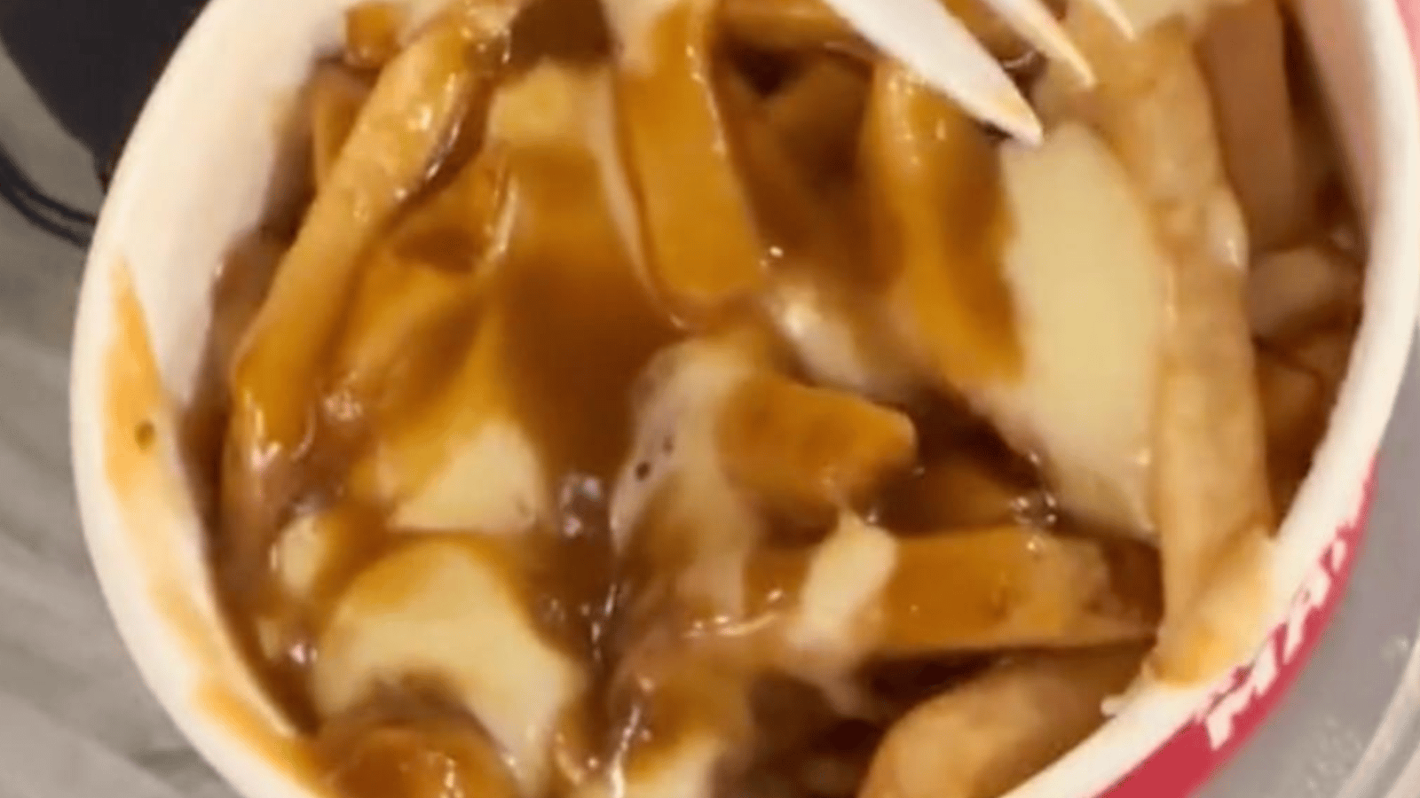 Olivier Primeau note la poutine de ce resto et les internautes se lâchent dans les commentaires