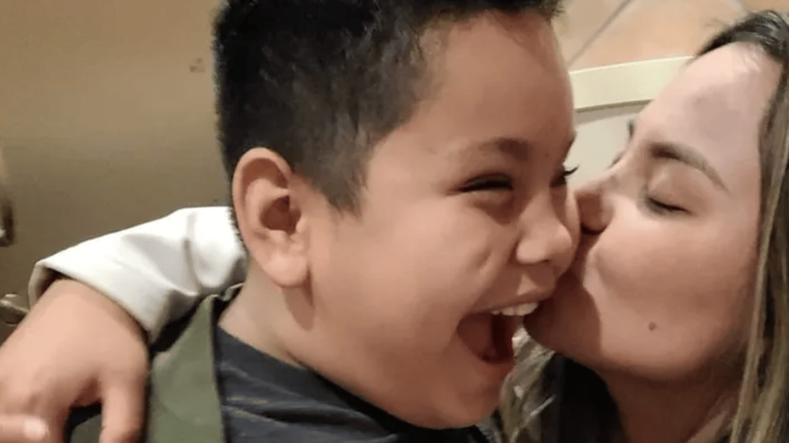Un garçon autiste de 13 ans meurt tragiquement après avoir mis le feu au sapin de Noël familial.