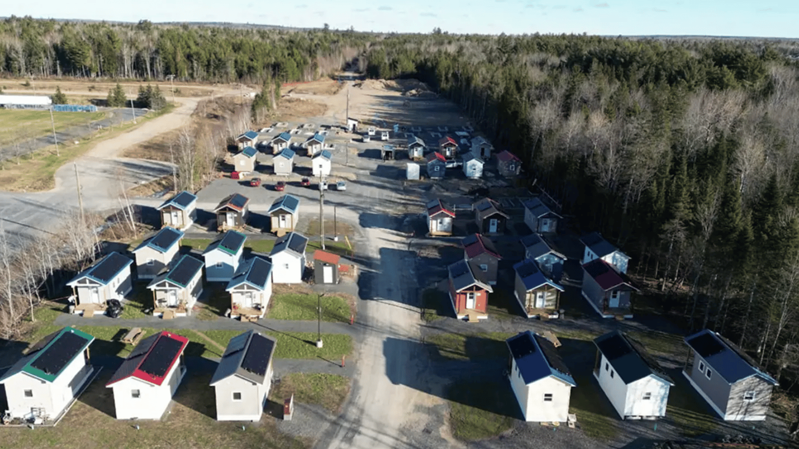 Un millionnaire fait construire 99 petites maisons pour venir en aide à la communauté.