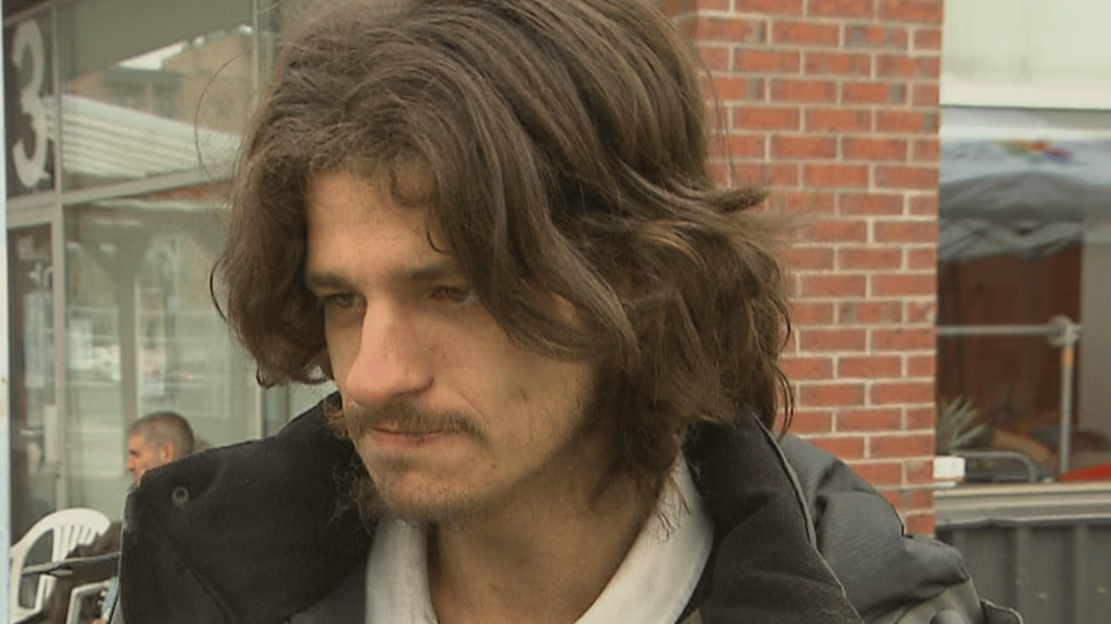 Un jeune Québécois se prépare à vivre son premier hiver dans la rue, car il est sans logement.