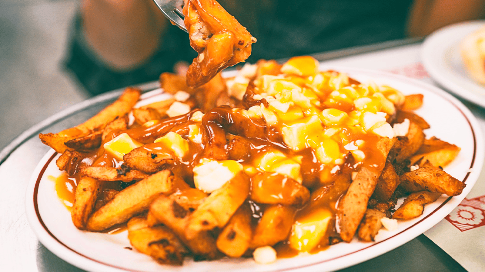 Une municipalité installe une plaque pour affirmer qu'elle est l'inventrice de la poutine 