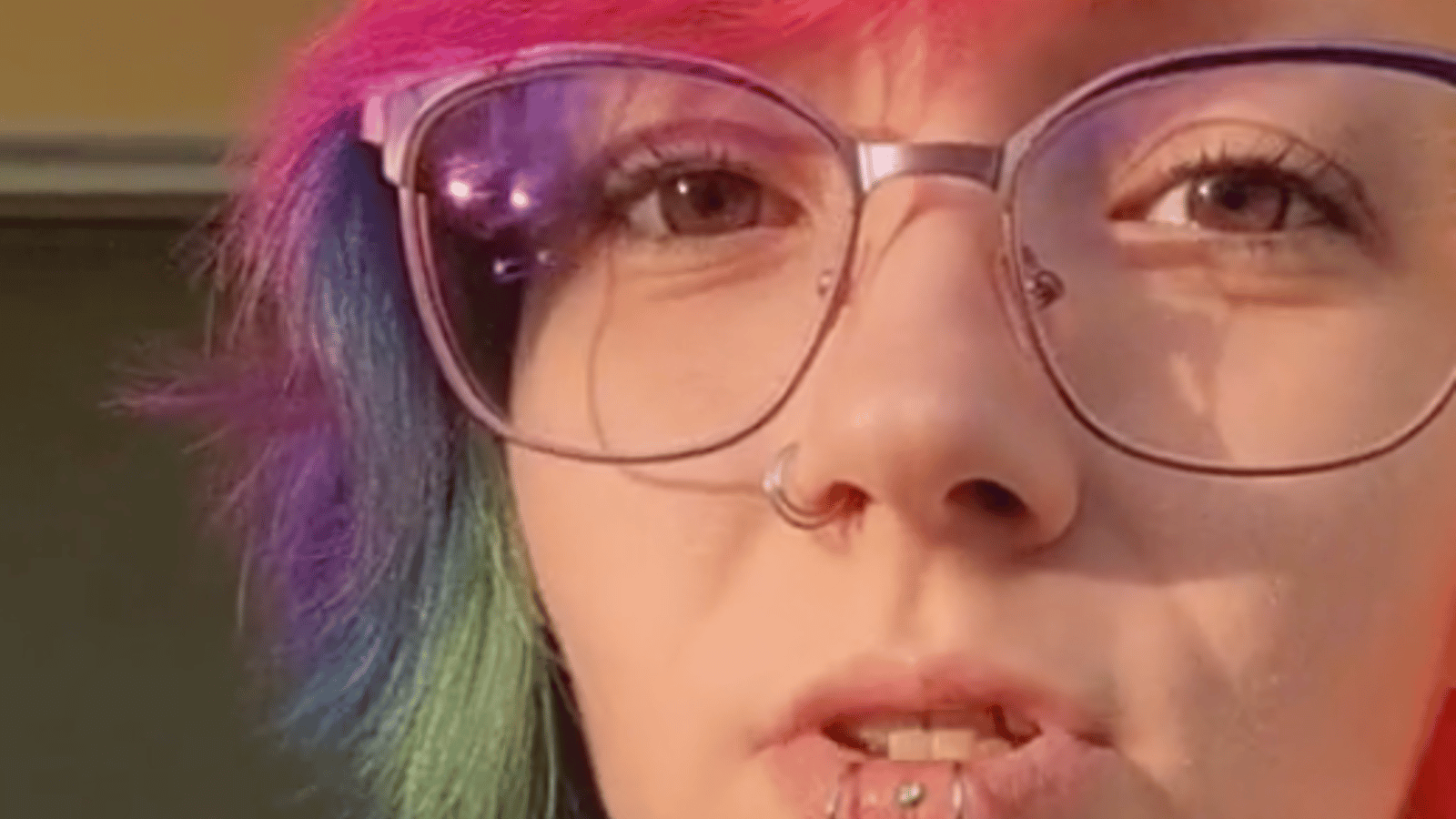 Une femme à la langue coupée mystifie l'internet avec sa façon de manger