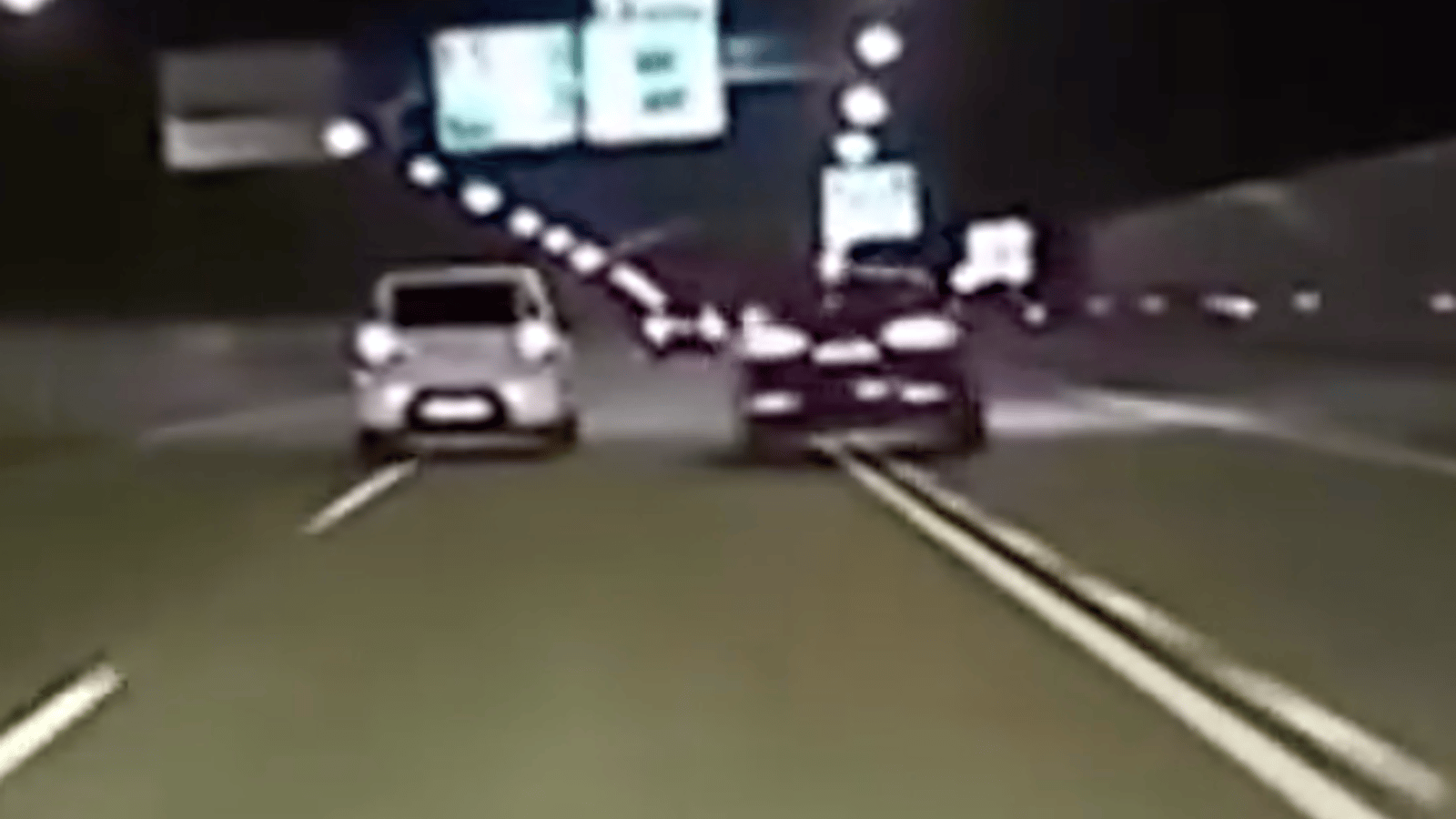 Deux très mauvais conducteurs font un accident alors que leur voiture ne se touche même pas.