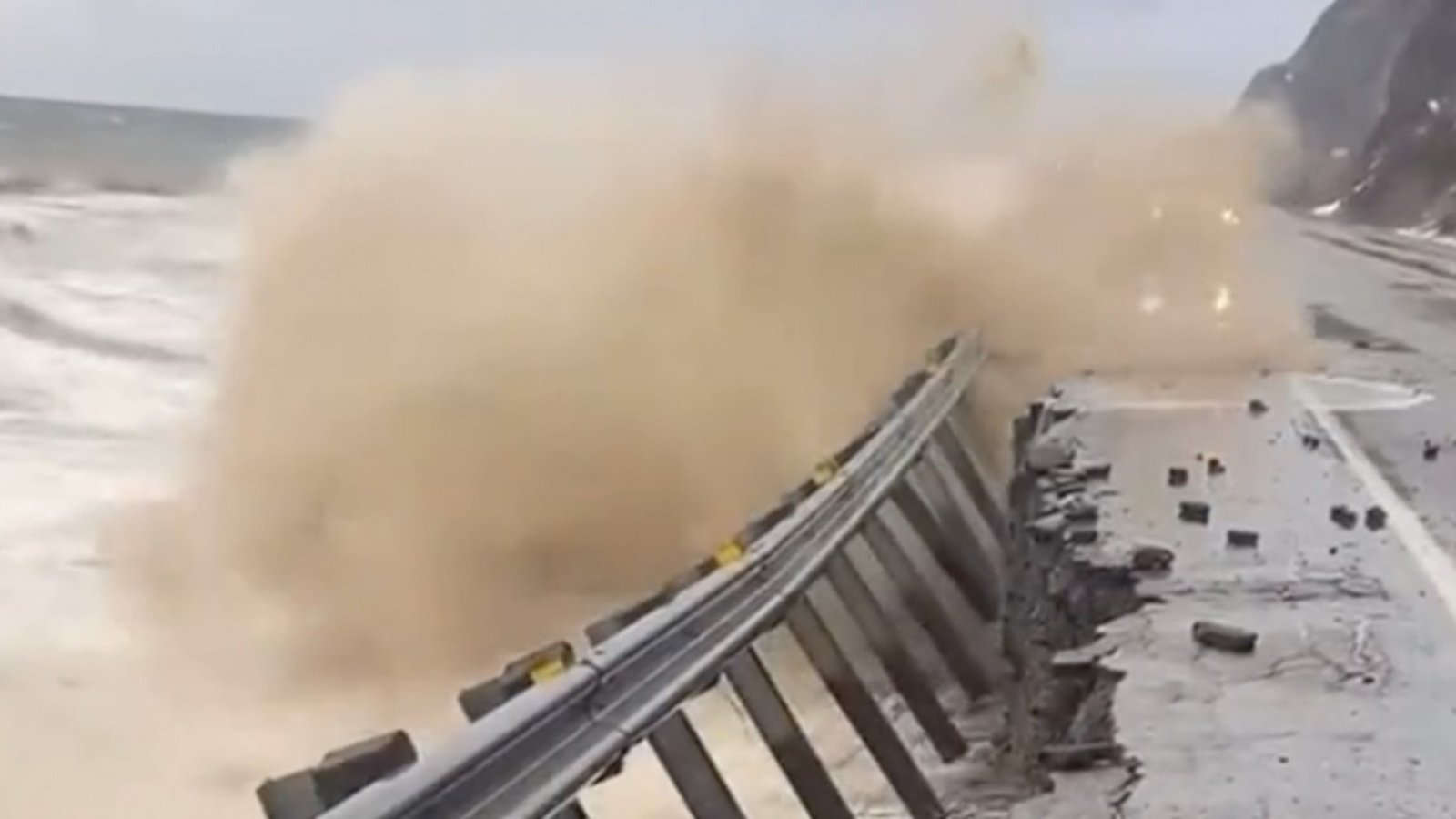 Une violente tempête fait d'importants dégâts à la route 132 en Gaspésie