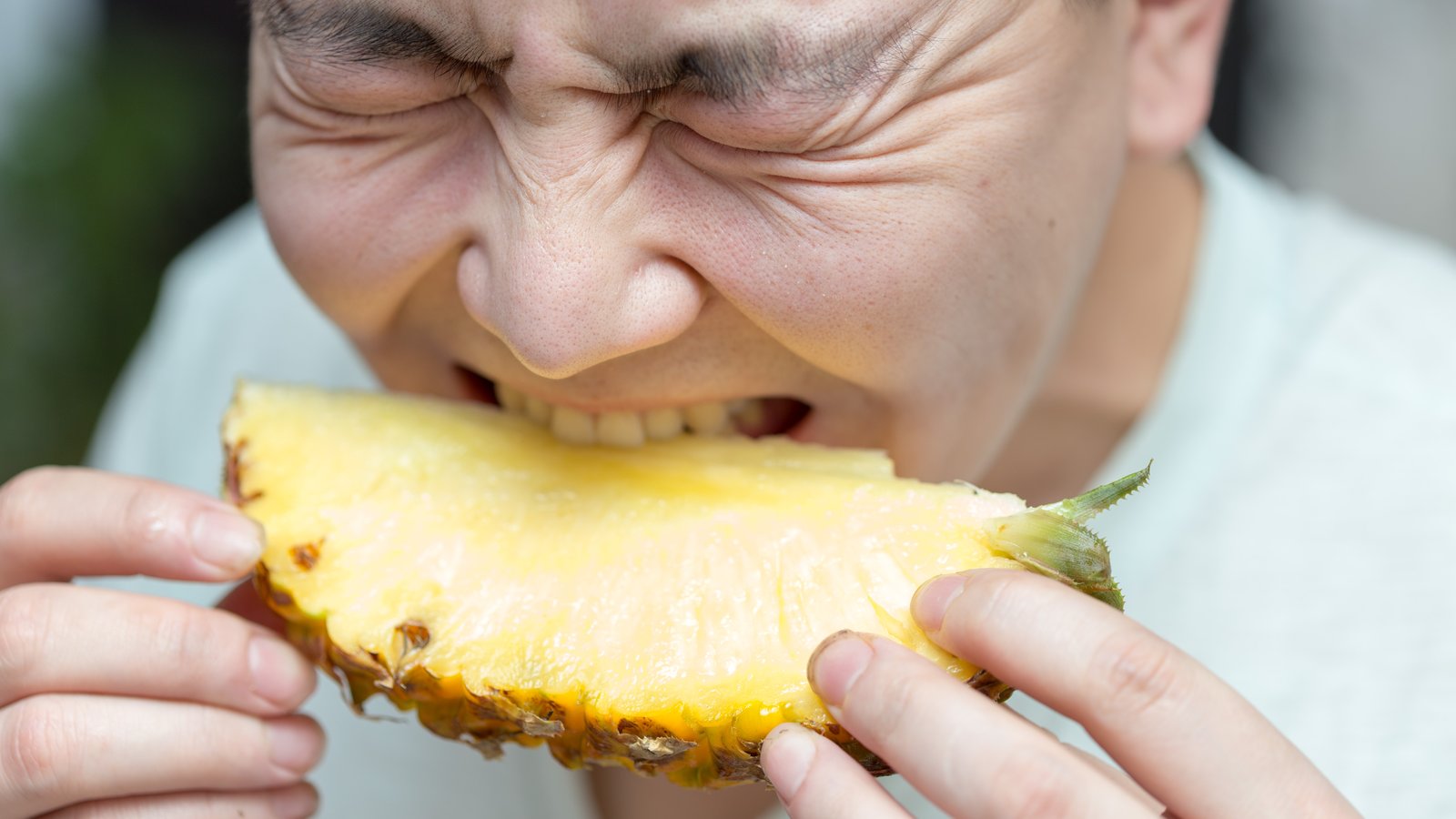 Voici la raison très déroutante pour laquelle votre langue picote lorsque vous mangez des ananas.
