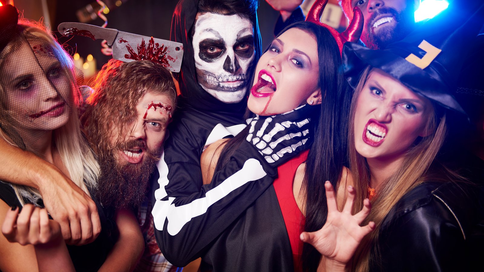 Une femme découvre que son amoureux est infidèle en raison de son costume d'Halloween.