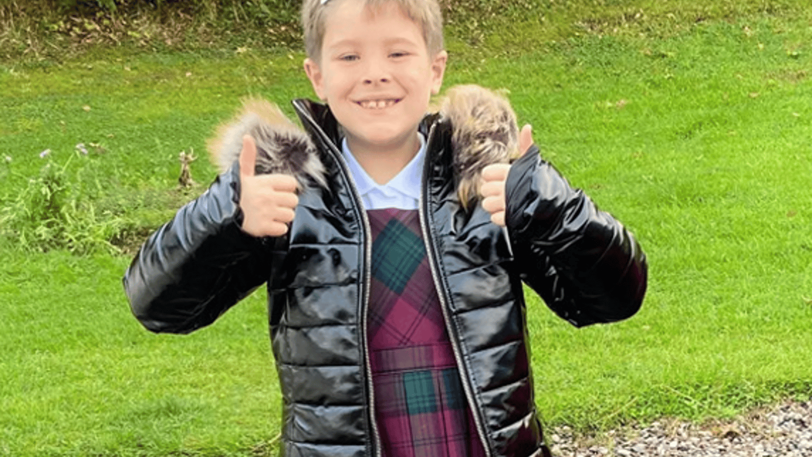 À sept ans, il porte des vêtements de fille à l'école et ses amis trouvent ça inspirant