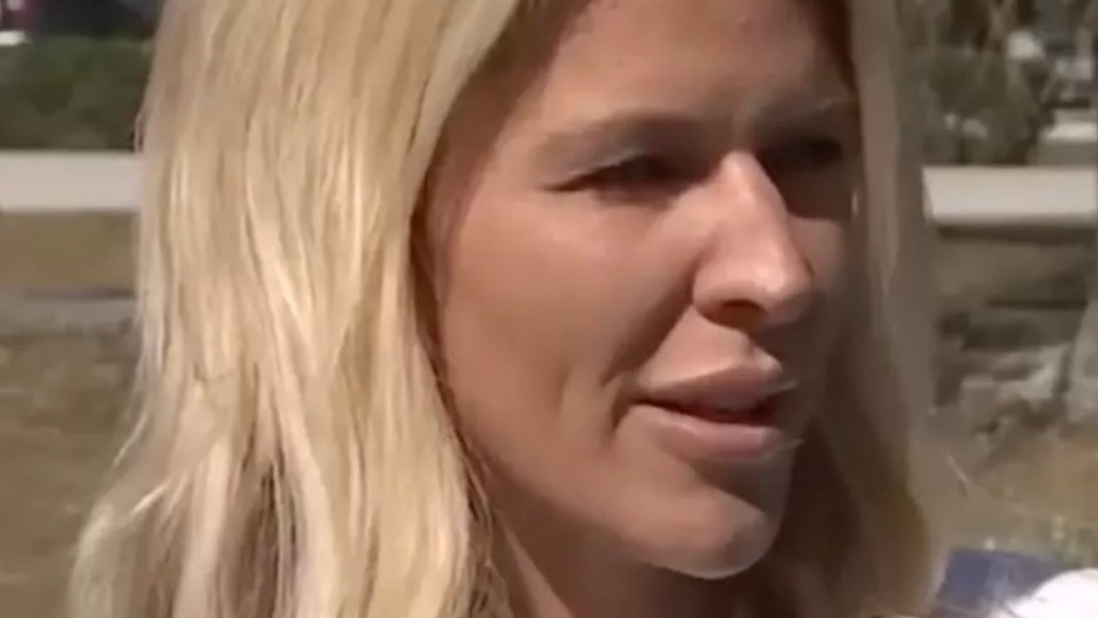 Une mère se fait interdire de laisser ses enfants à l'école à cause d'une affiche sur sa voiture.