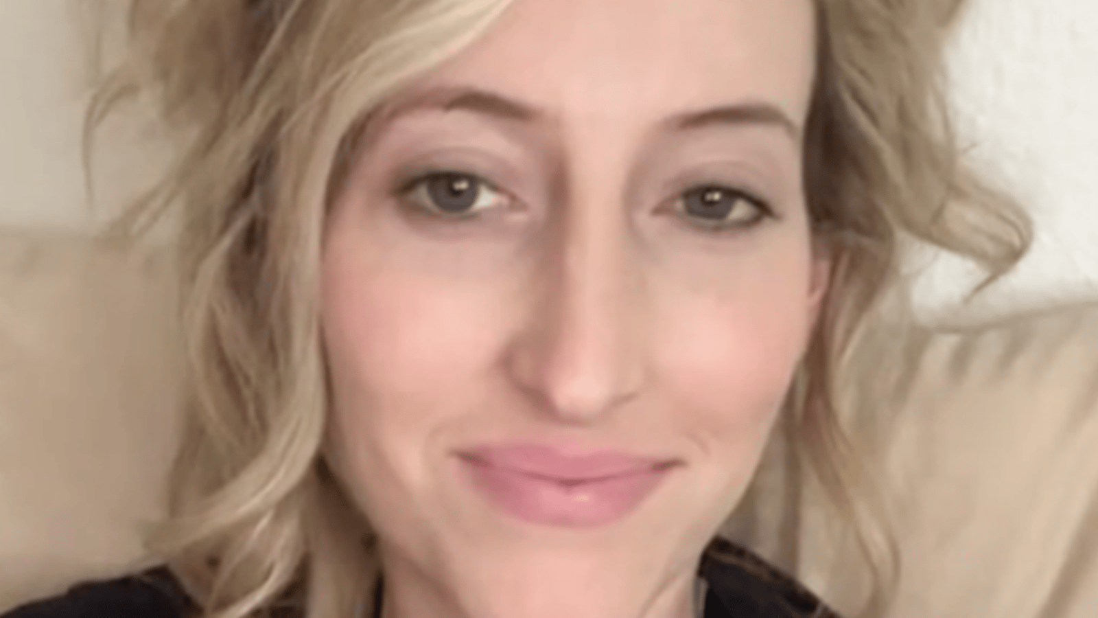 Une femme allaite le bébé de sa sœur quand elle a besoin d'une pause