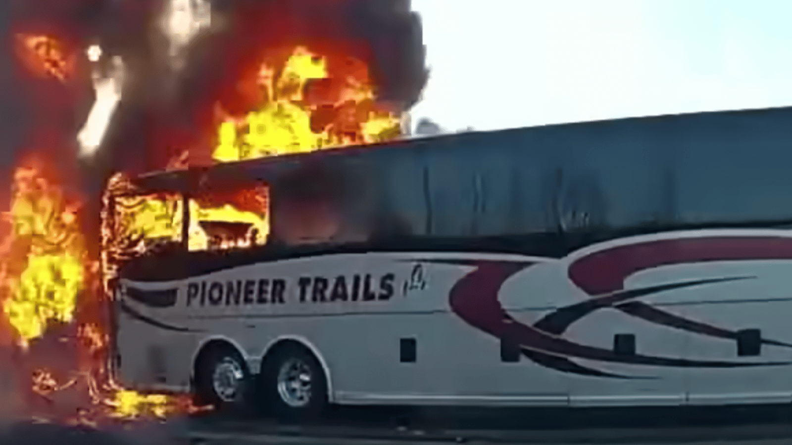Un policier rempli de courage se précipite dans un bus en flammes pour sauver des étudiants
