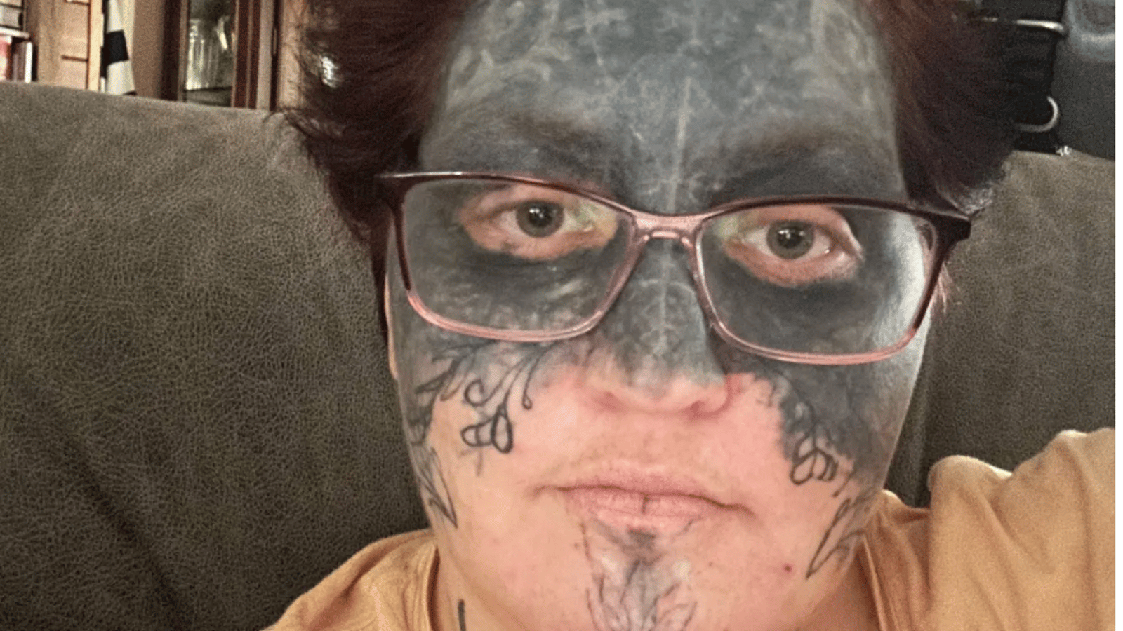 Une femme qui a été tatouée au visage sans son consentement est sauvée par un bon samaritain 