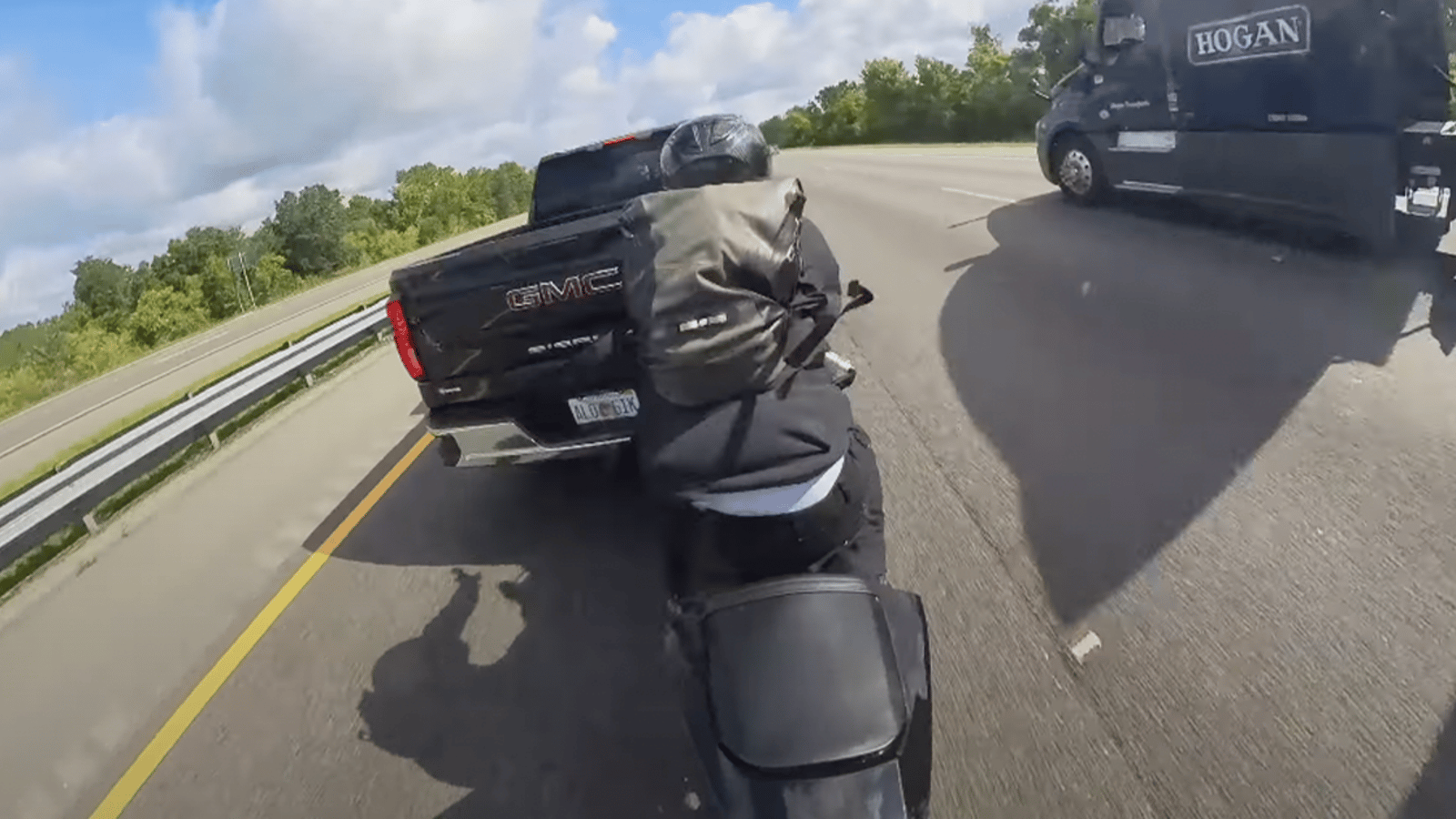 Un motocycliste filant à vivre allure sur l'autoroute frôle la mort après avoir percuté un pickup