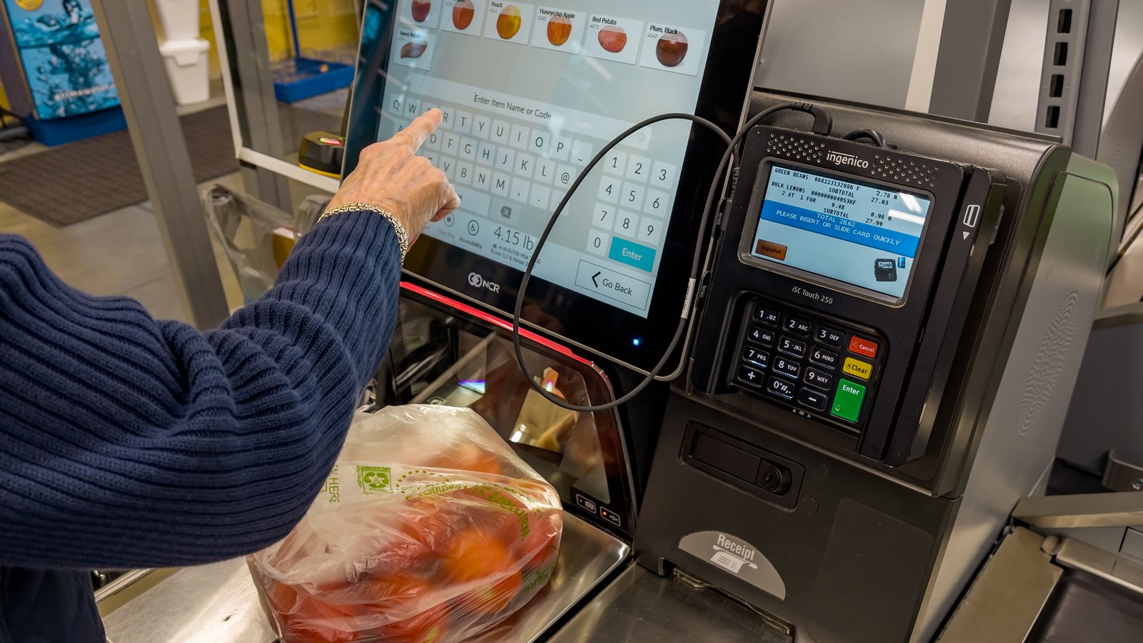 Une cliente furieuse alors que les employés d'un supermarché l'obligent à ramasser du vomi. 