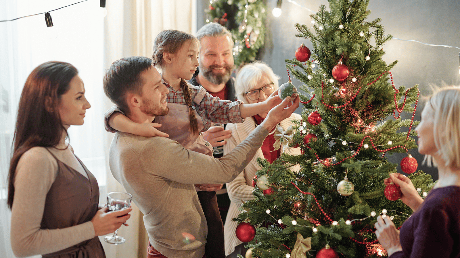 Une étude démontre que les gens qui installent leurs décorations de Noël plus tôt seraient plus heureux.