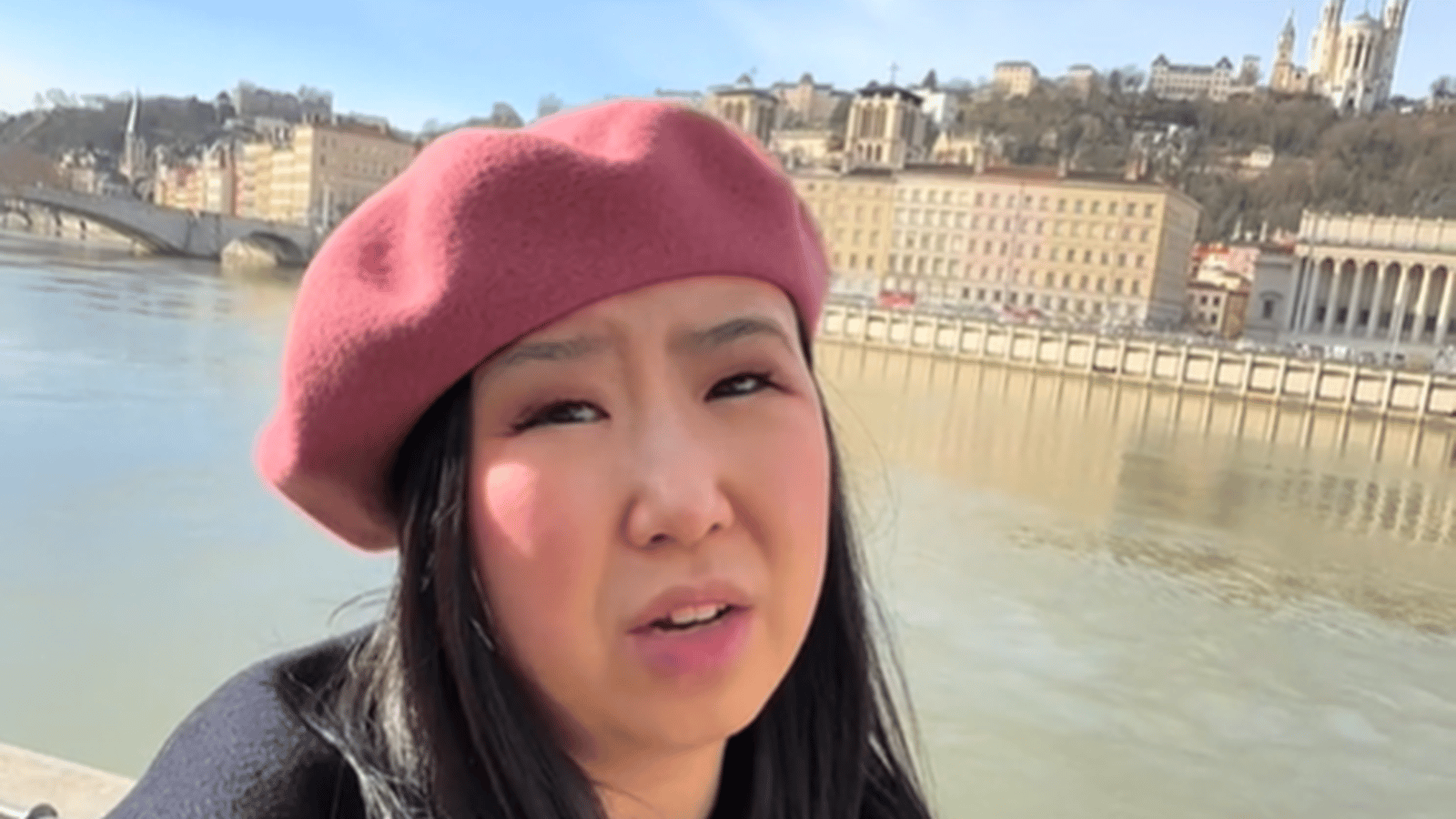 Une TikTokeuse complètement déstabilisée qu'on ne veut pas lui parler en anglais en France