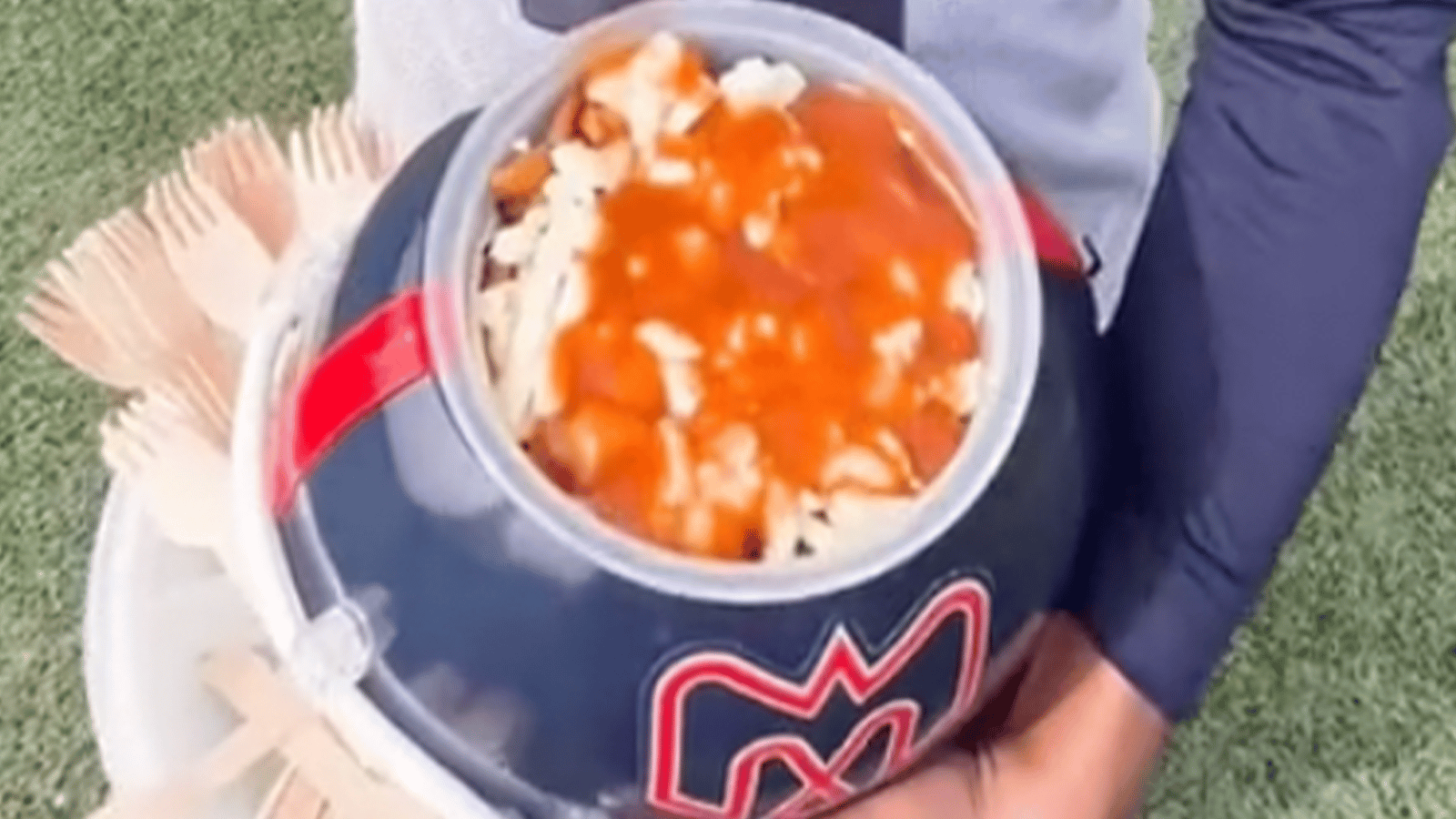 Le casque-poutine des Alouettes de Montréal est de retour et ça fait beaucoup jaser les Québécois
