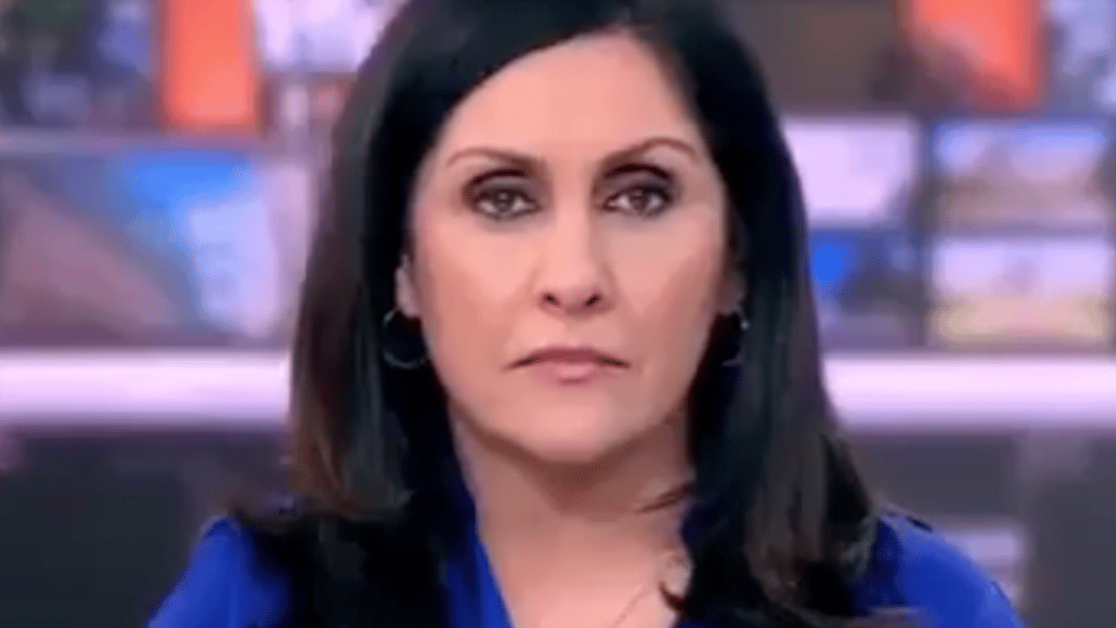 Une présentatrice dans l'eau chaude après un geste inapproprié en direct à la télévision
