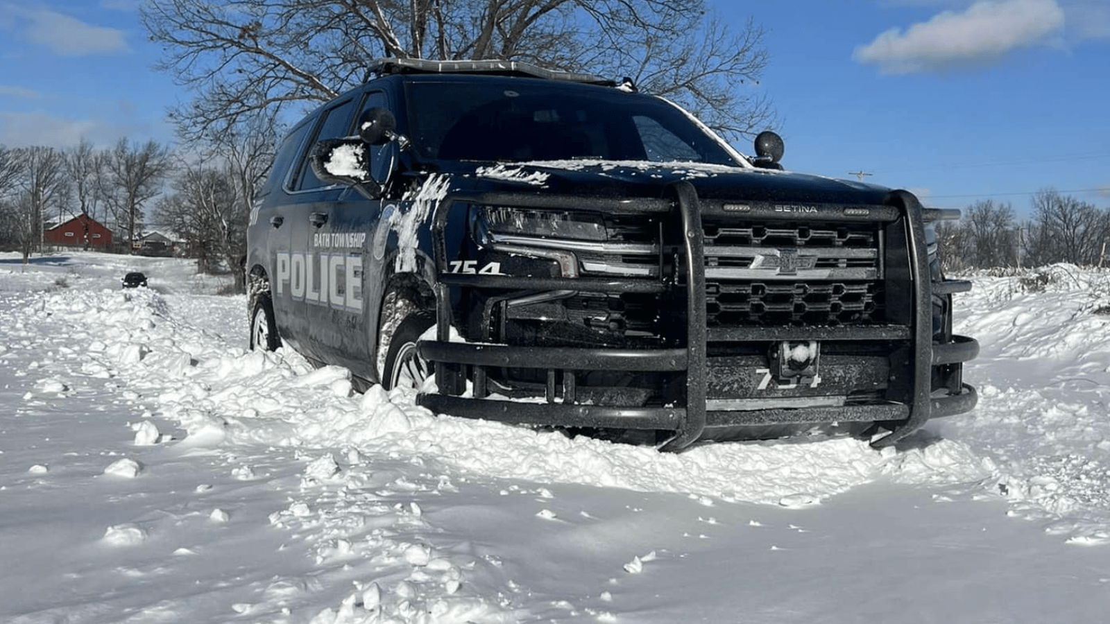Des policiers coincés dans la neige après la tempête publient une hilarante photo sur Facebook 