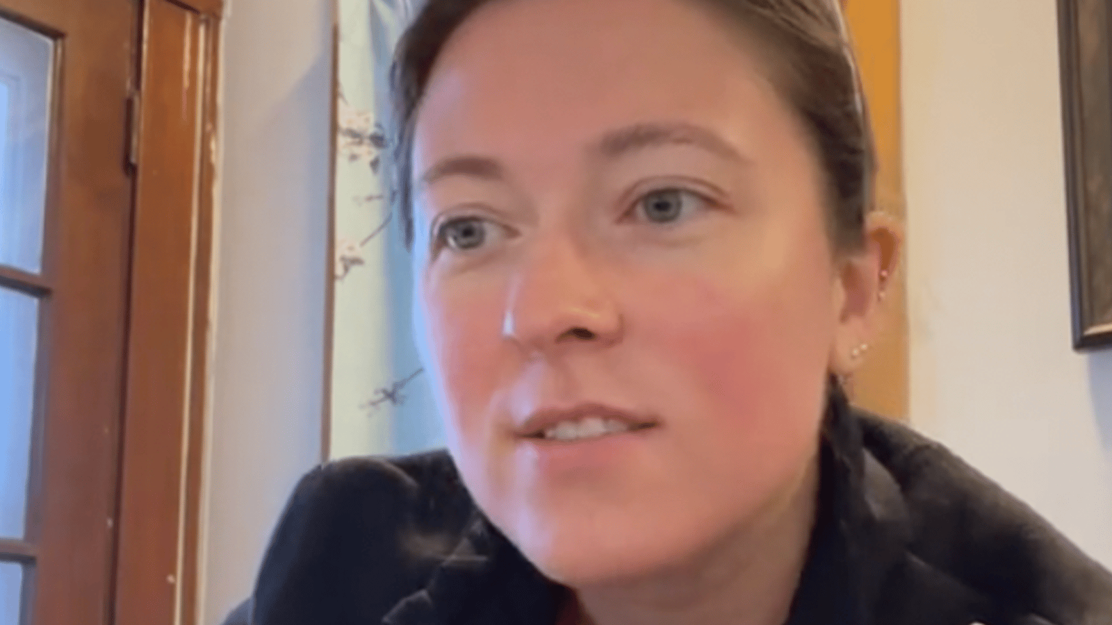 Une serveuse frustrée par les clients qui apportent leur propre nourriture au restaurant
