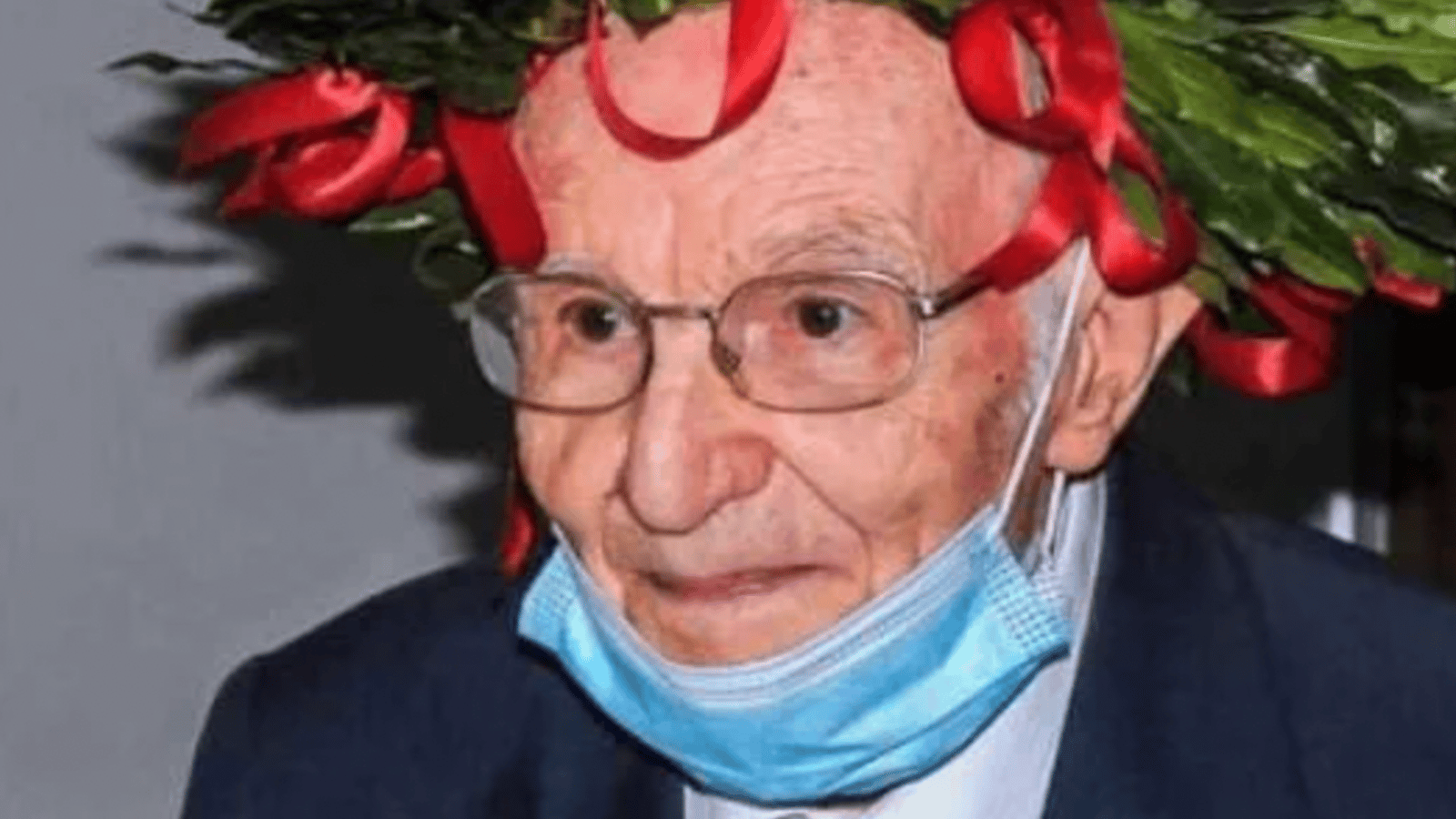 Un homme obtient son master de philosophie à 99 ans