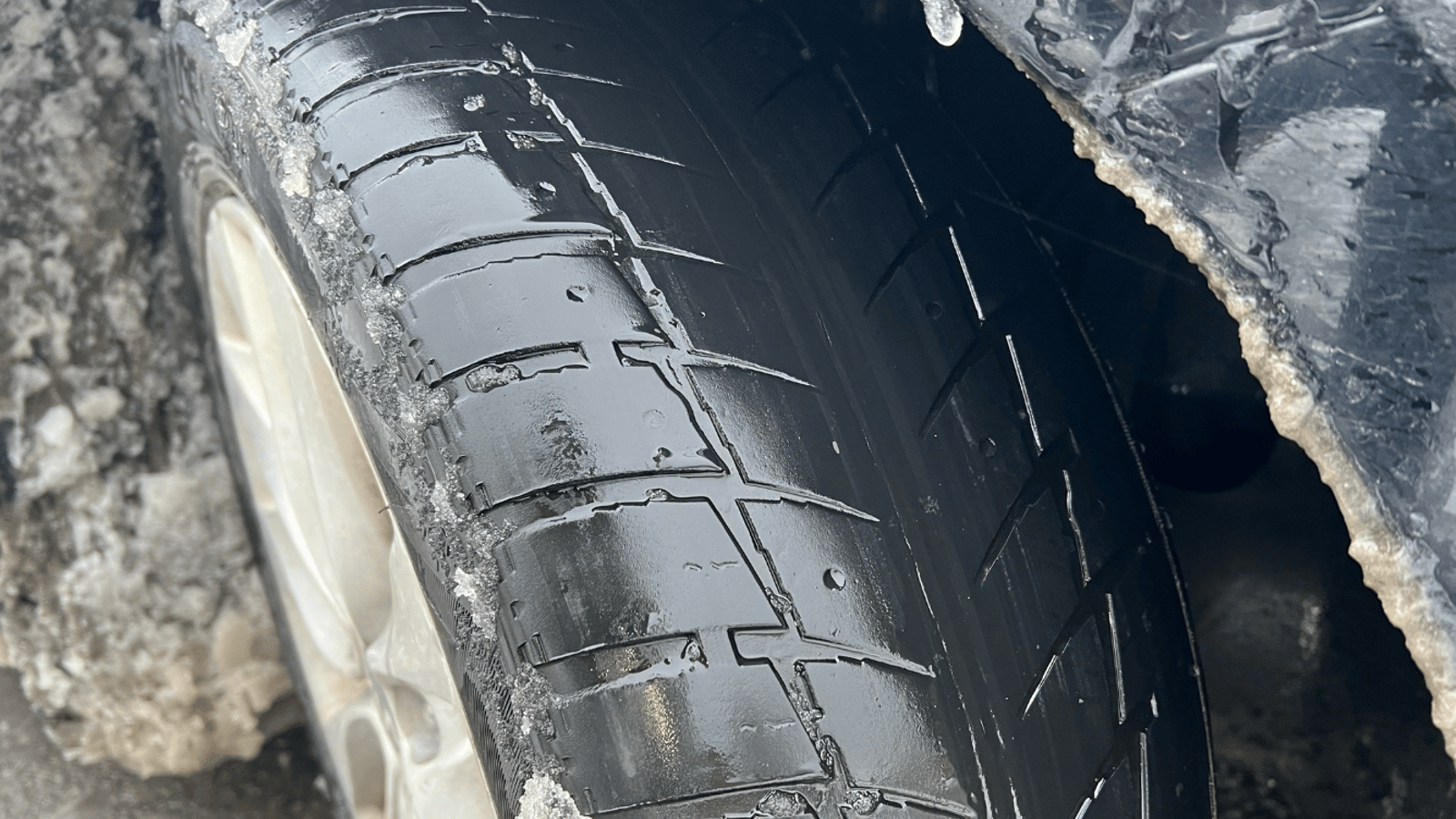 La police lance un important avertissement aux automobilistes avec des pneus d'hiver finis