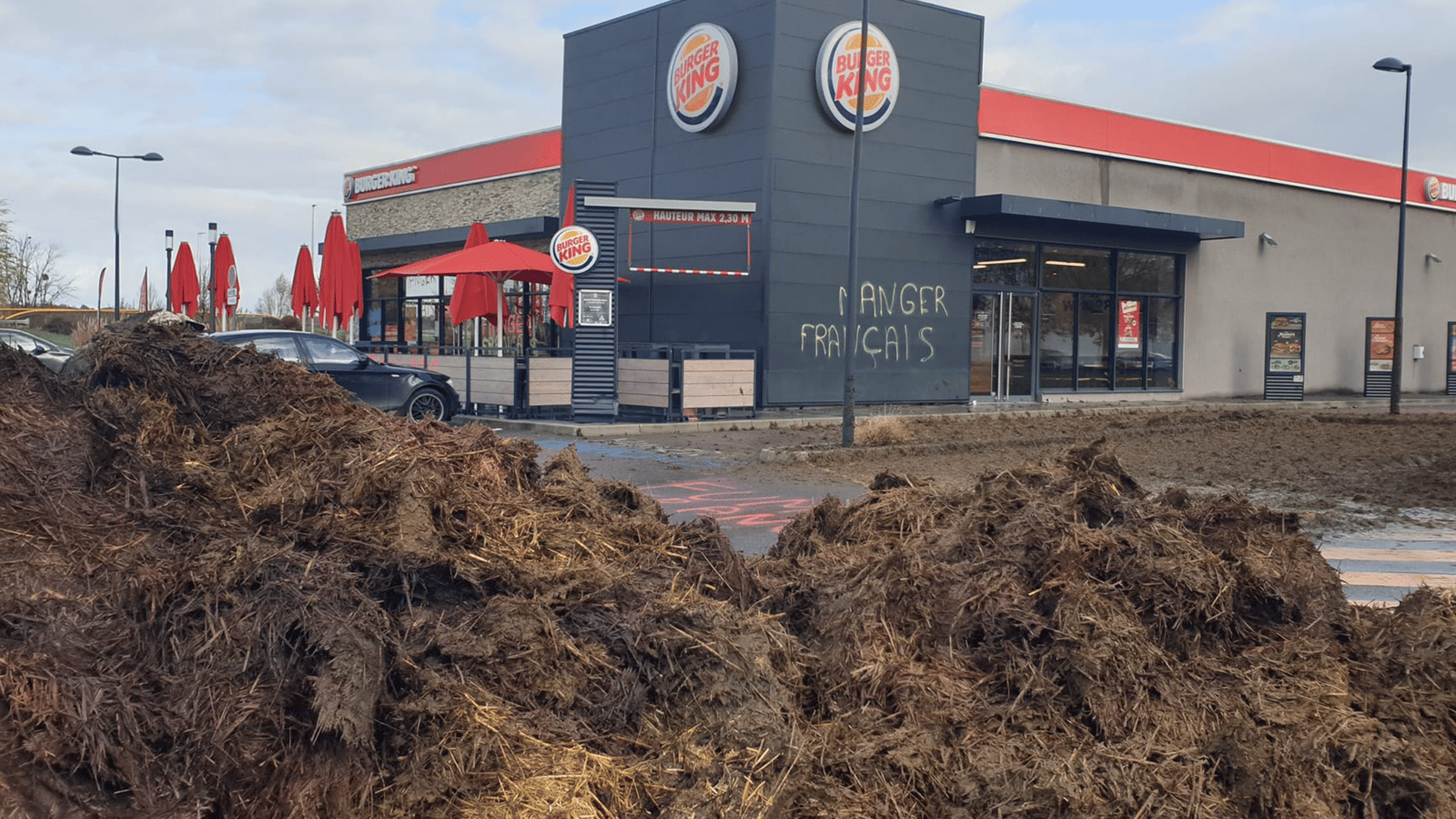 Des agriculteurs furieux déversent du fumier devant McDonald's et Burger King.