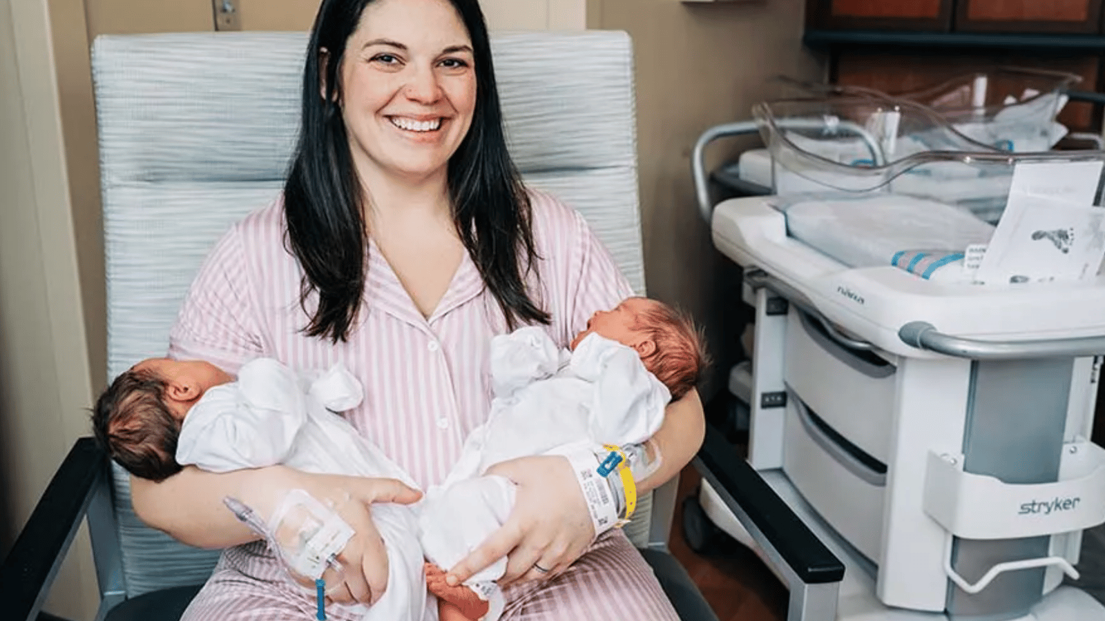Une femme qui est née avec deux utérus donne naissance à des jumelles qui était chacune dans un des utérus.