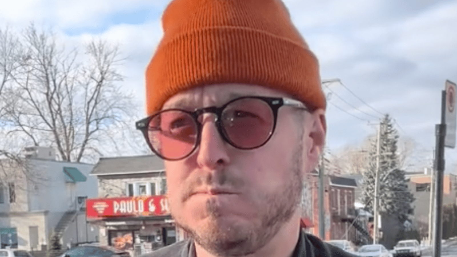 Olivier Primeau goûte à une poutine très populaire de Montréal mais il est un peu déçu
