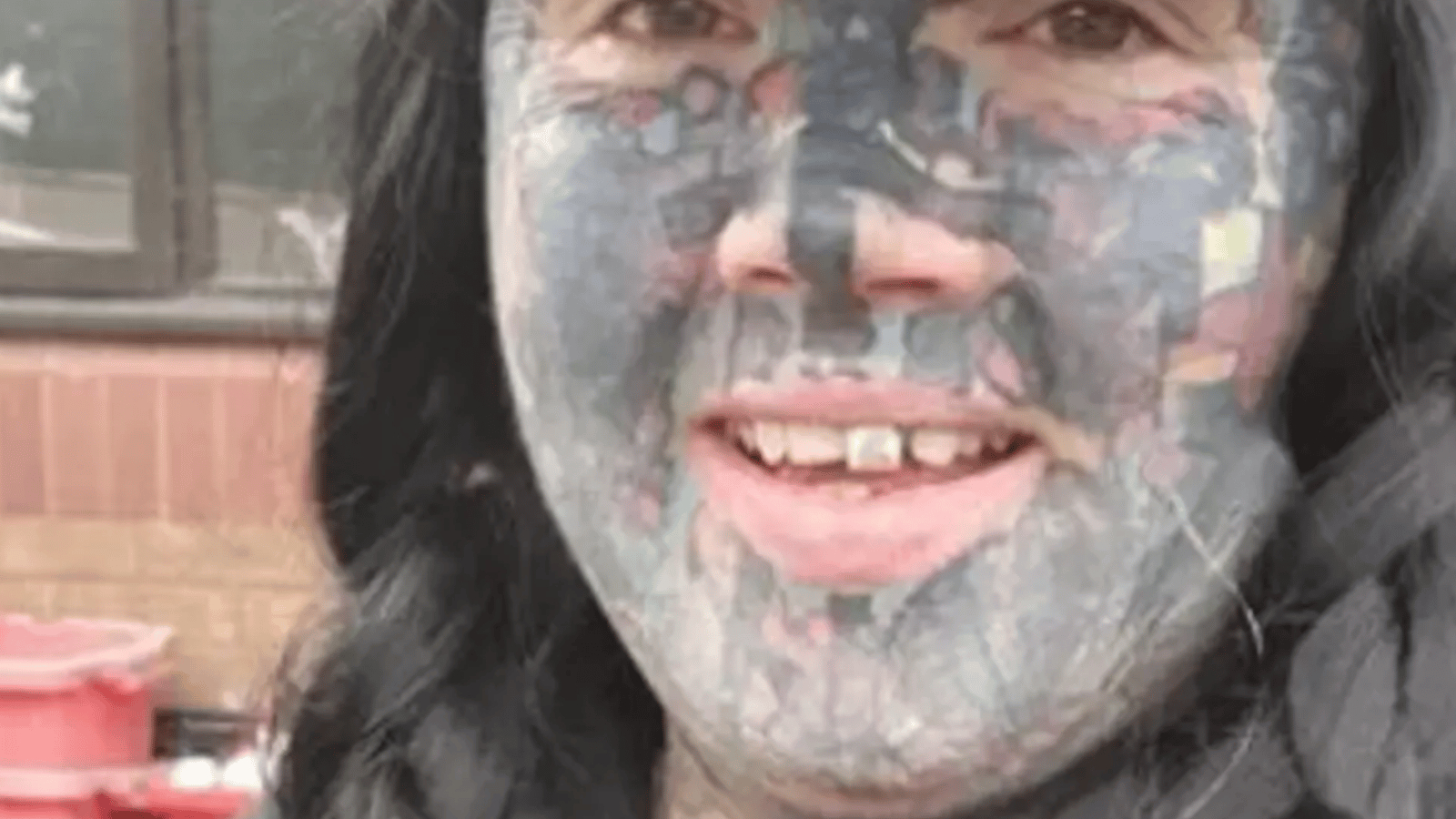Une mère tatouée ne peut pas assister à une fête d'Halloween car elle fait trop peur.