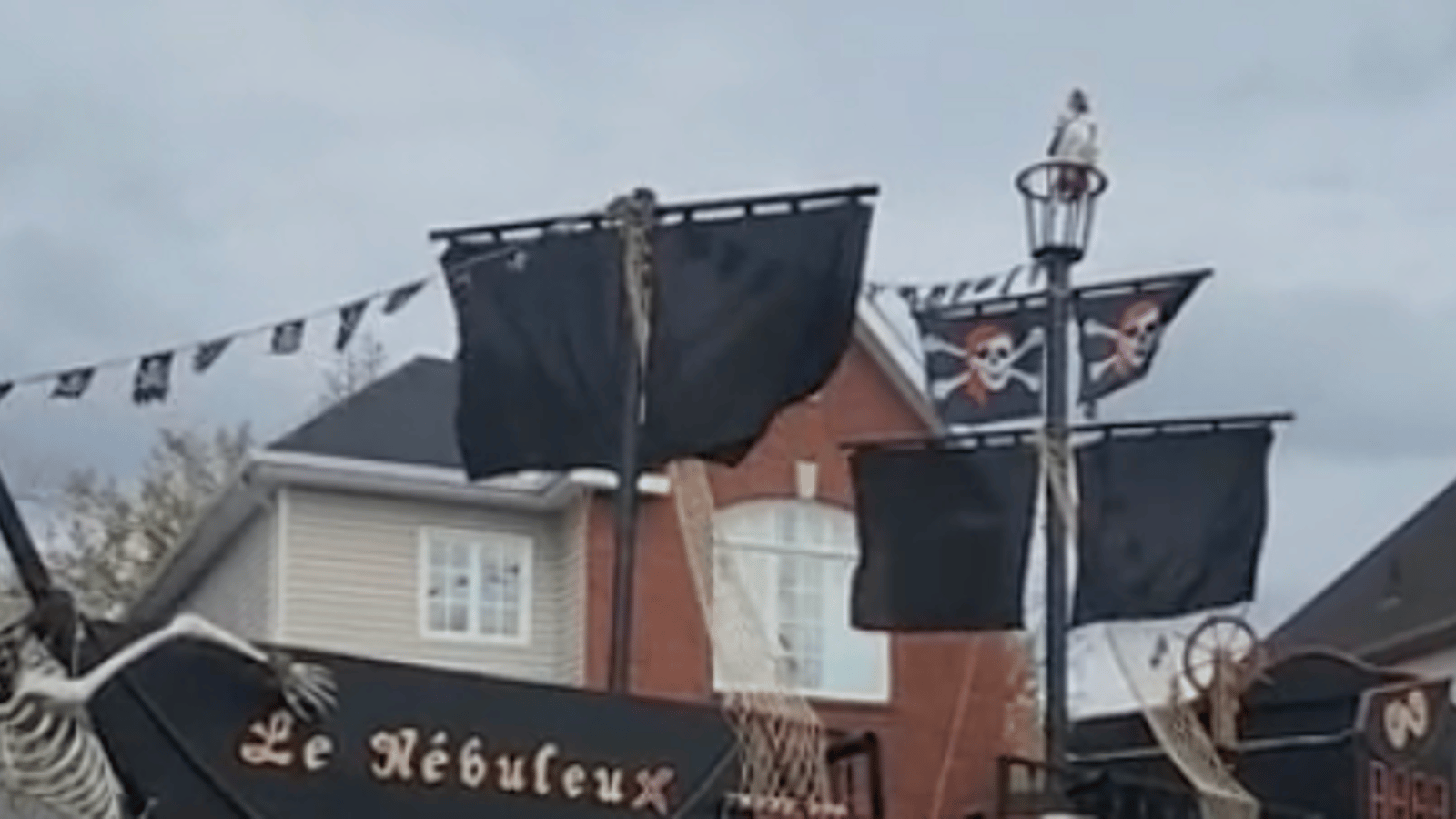 Un Québécois a construit un méga bateau de pirates devant sa maison pour l'Halloween