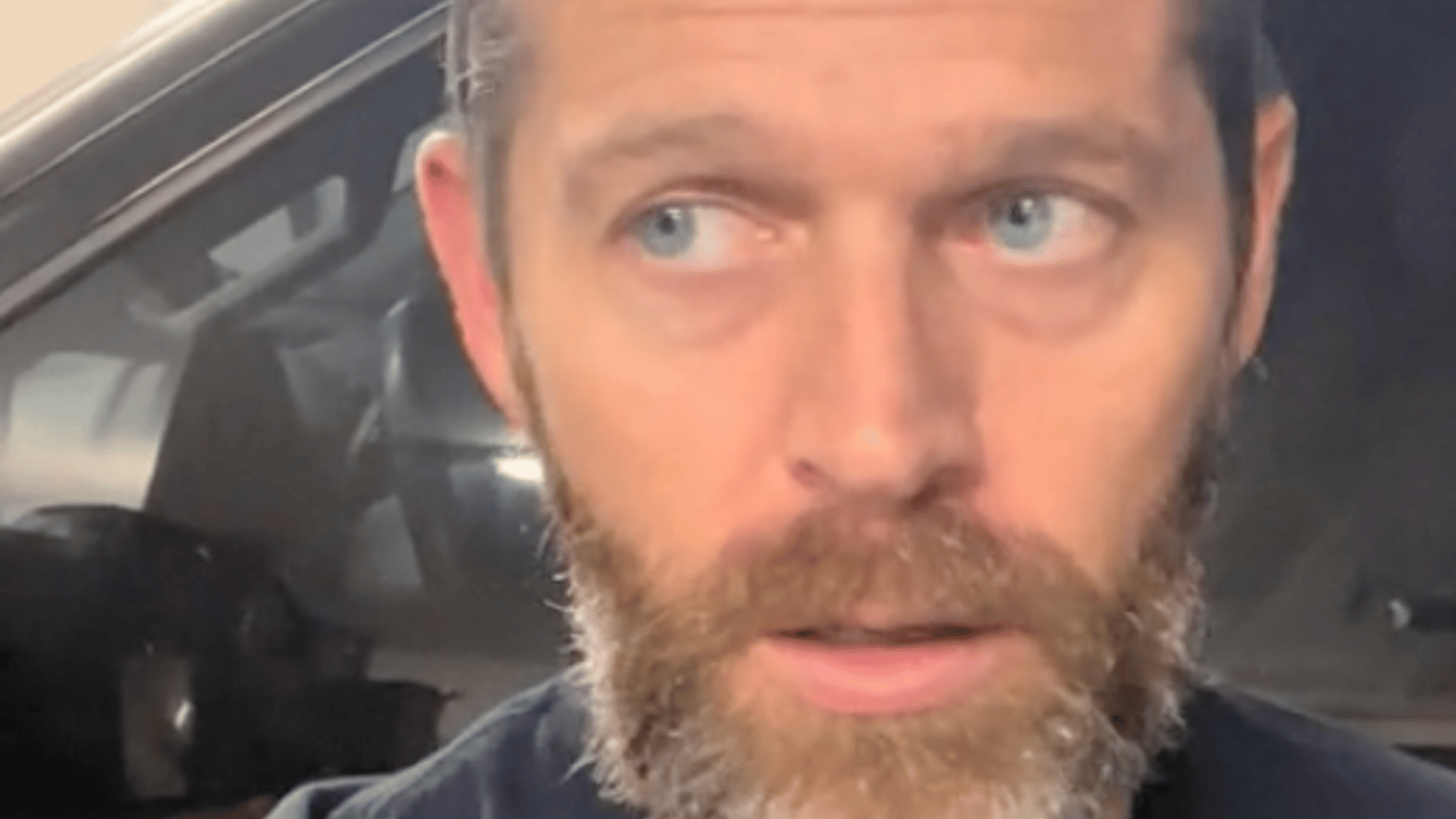 Un homme explique pourquoi il ne donne plus de pourboire dans les restaurants.