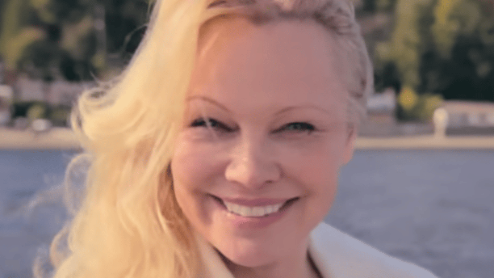 Des photos de Pamela Anderson à la Paris Fashion Week font beaucoup jaser les internautes