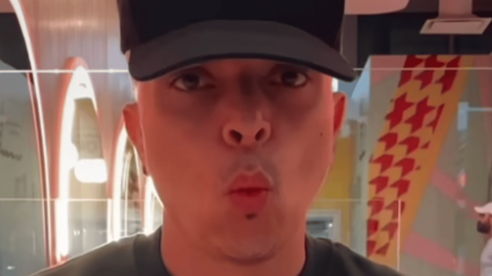Rachid Badouri présente un nouveau burger disponible à son resto et les réactions sont nombreuses
