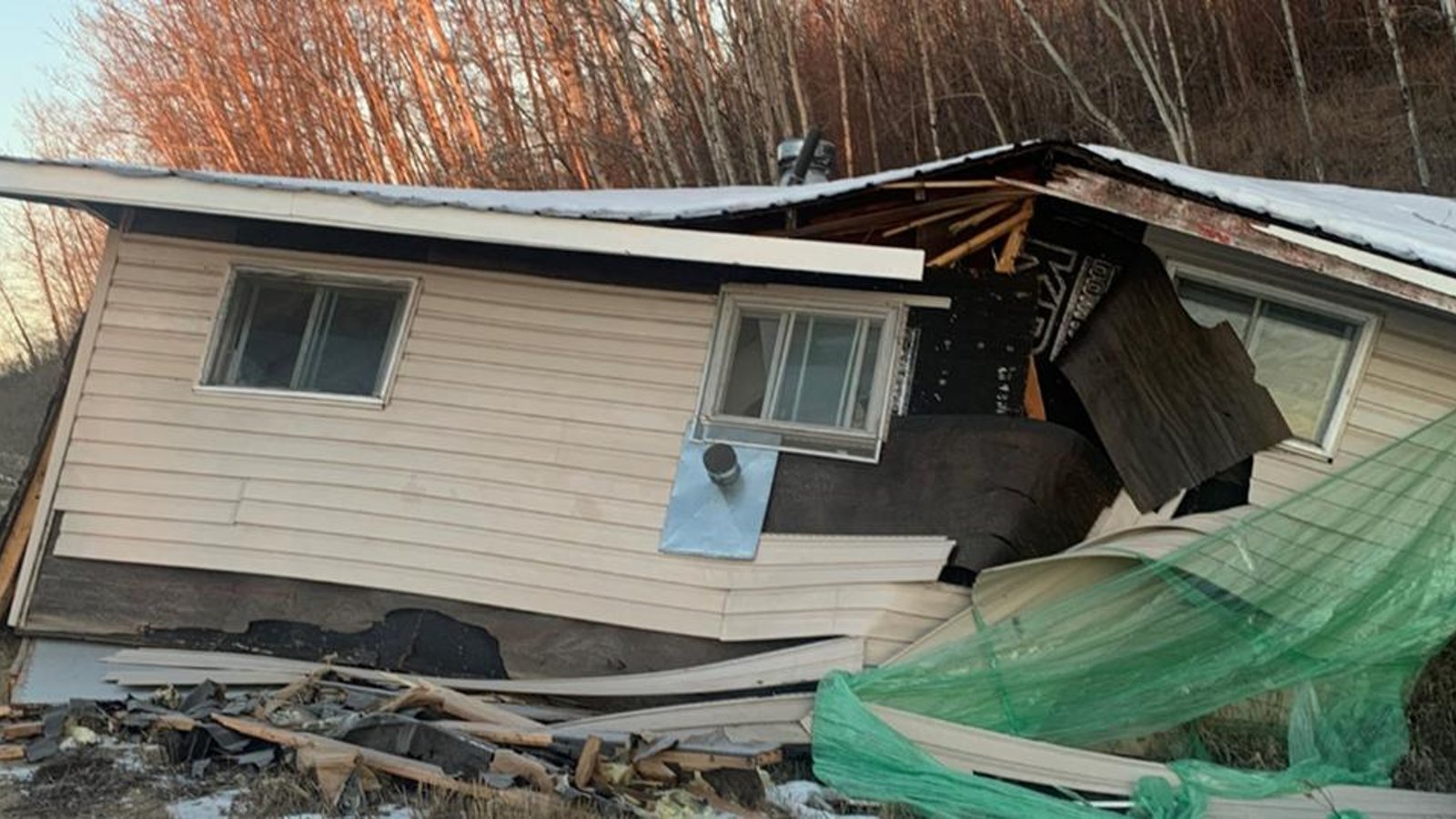 Une maison entière abandonnée dans un fossé sème la confusion chez les autorités. 