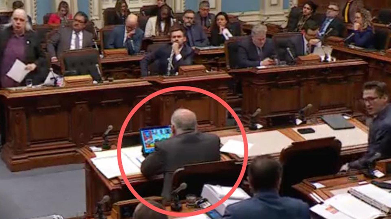 Pierre Fitzgibbon filmé en train de regarder les circulaires en pleine Assemblée nationale