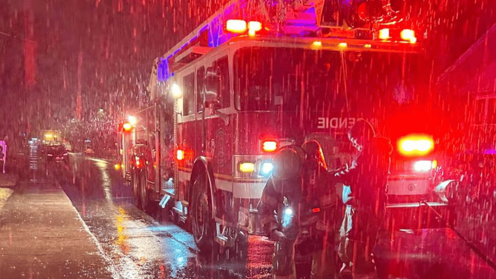 Une Québécoise terrifiée alors que sa Toyota prend subitement feu dans son abri tempo