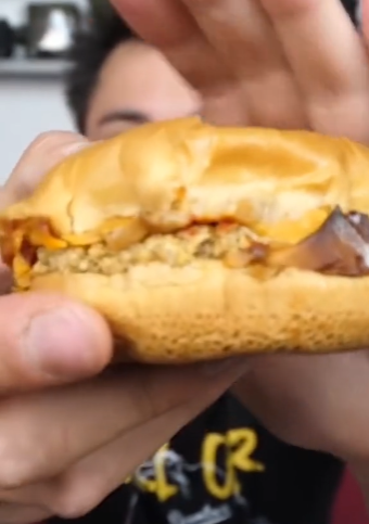 Un influenceur goûte à un burger en conserve et il est agréablement surpris