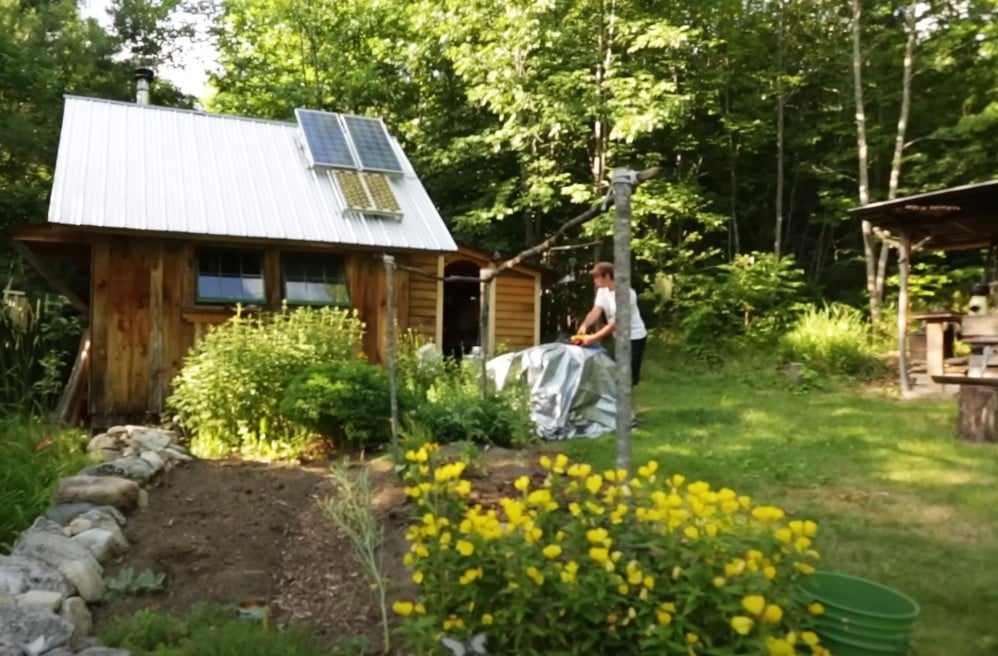 Un adolescent a construit une adorable petite maison pour adopter un mode de vie plus simple