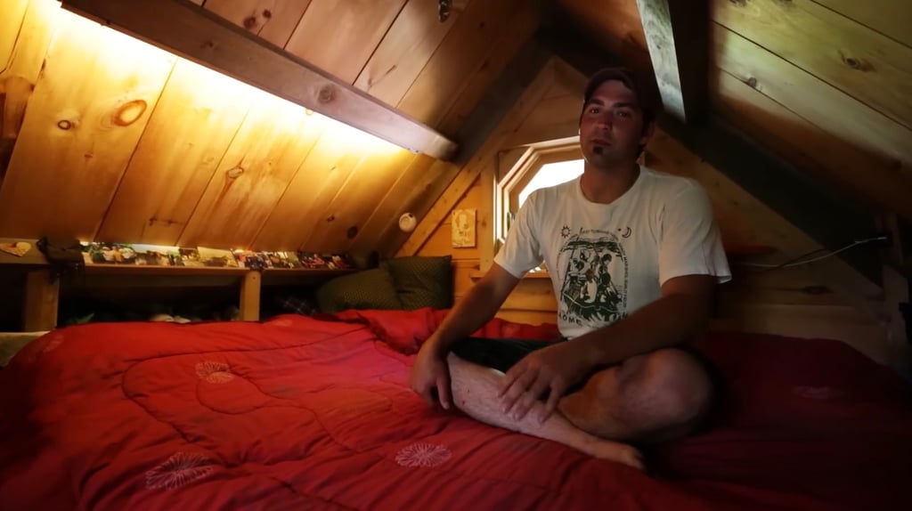 Un adolescent a construit une adorable petite maison pour adopter un mode de vie plus simple