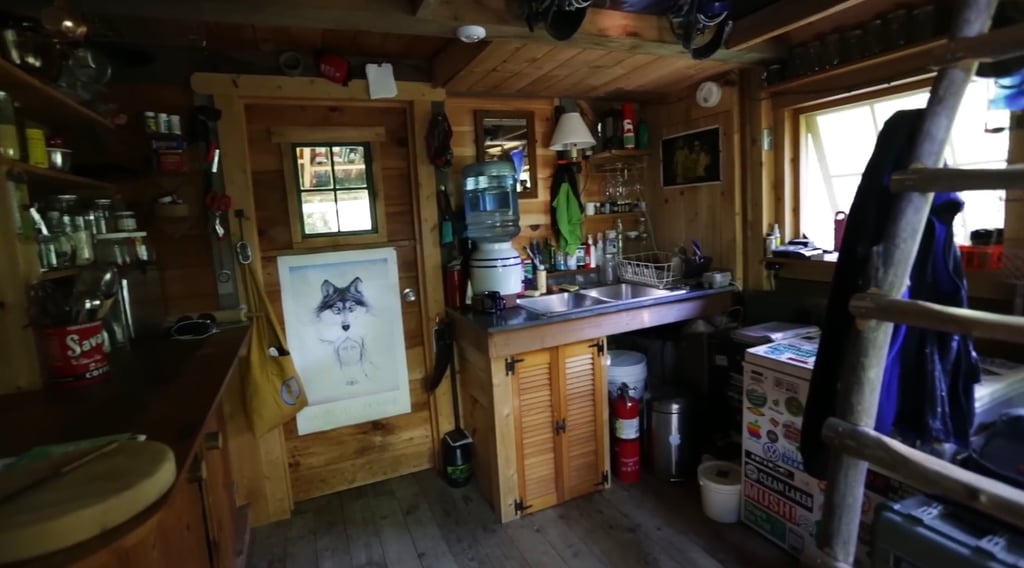 Un adolescent a construit une adorable petite maison pour adopter un mode de vie plus simple