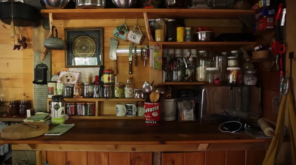 Un adolescent a construit une adorable petite maison pour adopter un mode de vie plus simple