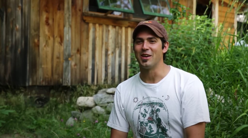 Un adolescent a construit une adorable petite maison pour adopter un mode de vie plus simple