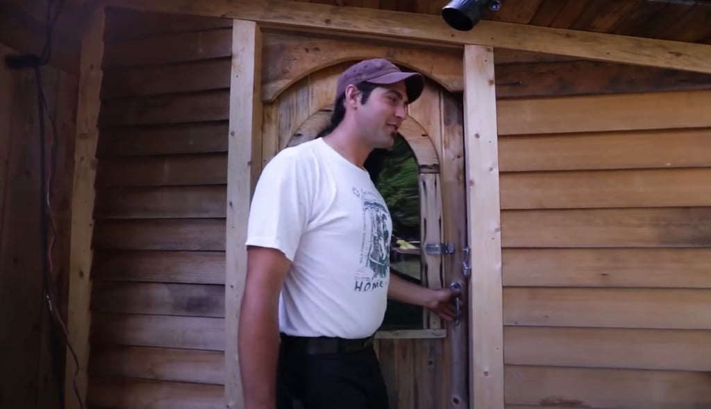 Un adolescent a construit une adorable petite maison pour adopter un mode de vie plus simple