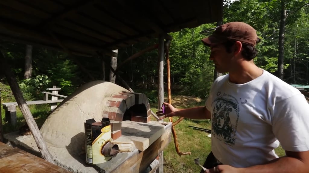 Un adolescent a construit une adorable petite maison pour adopter un mode de vie plus simple
