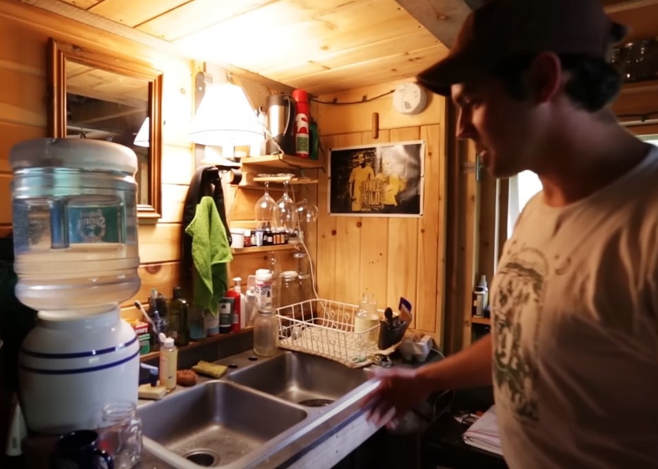 Un adolescent a construit une adorable petite maison pour adopter un mode de vie plus simple