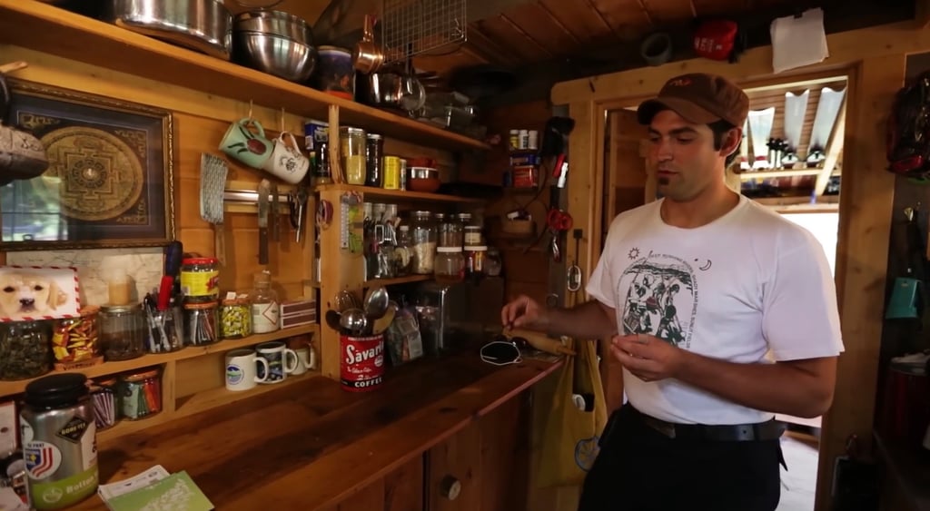 Un adolescent a construit une adorable petite maison pour adopter un mode de vie plus simple