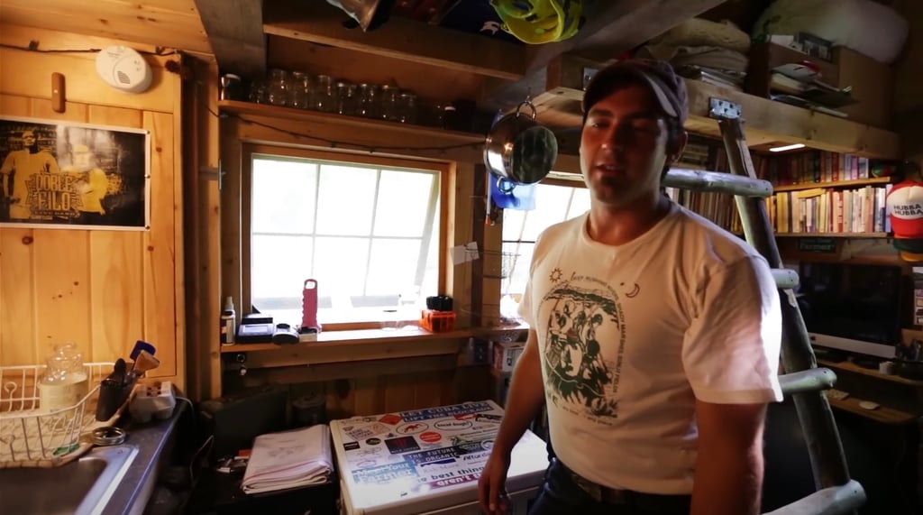 Un adolescent a construit une adorable petite maison pour adopter un mode de vie plus simple