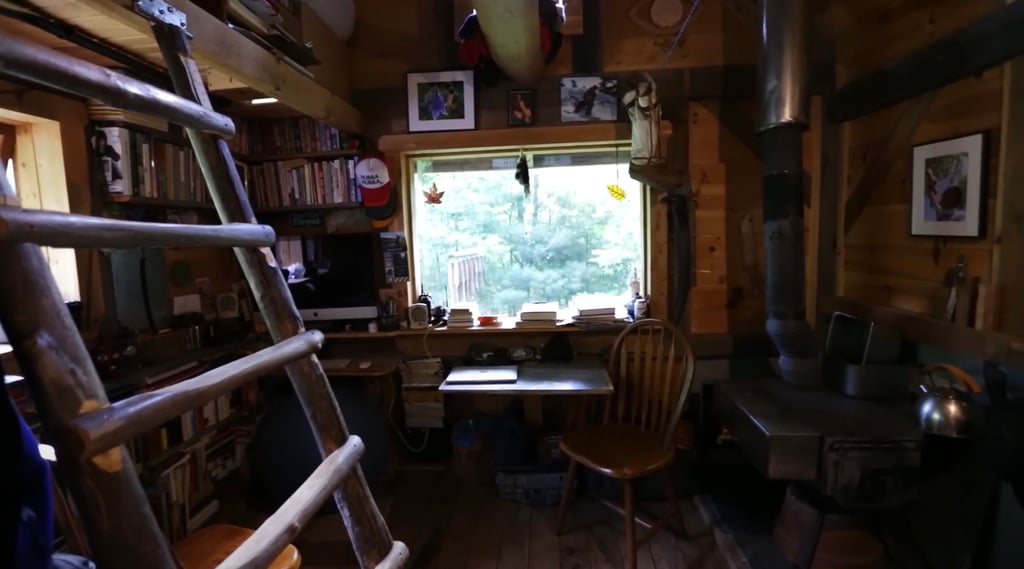 Un adolescent a construit une adorable petite maison pour adopter un mode de vie plus simple